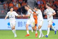 　清水―町田　前半、先制ゴールを決め、祝福される町田・ラビ（左から2人目）＝アイスタ