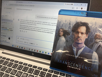 映画『トランセンデンス』のディスクのジャケットと、信毎SHINCに「自我を証明できるか」と問いかけた画面