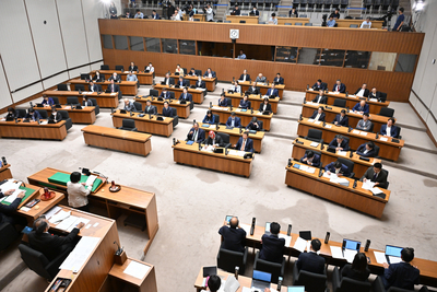 県会9月定例会最終日の本会議に臨む県議＝１０月14日、県議会棟