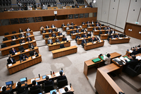 県会9月定例会最終日の本会議に臨む県議＝１０月14日、県議会棟
