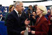 　カナダのカーニー首相（左）とEUのフォンデアライエン欧州委員長＝9月、ストラスブール（AP＝共同）