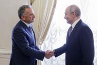 　21日、ロシアのプーチン大統領（右）と会談したウィットコフ米和平交渉担当特使＝ロシア・サンクトペテルブルク（タス＝共同）