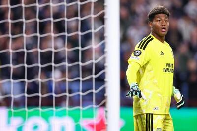 欧州チャンピオンズリーグの1次リーグ、バイキング戦でゴールを守るアストンビラのGK鈴木彩艶＝21日、バーミンガム（ゲッティ＝共同）