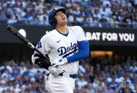 　リーグ優勝決定シリーズのブルワーズ戦で三振に終わり、顔をしかめるドジャースの大谷翔平＝15日、ロサンゼルス（ロイター＝共同）